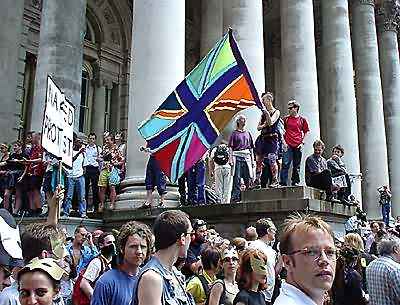 the flag arrived some ten minutes after the Bank was closed. "This was the objective".
